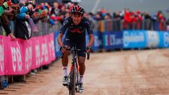 Egan Bernal venía mostrando cosas positivas en las jornadas anteriores, pero fue en la novena etapa en la que consiguió su primera victoria. Atacó en el último kilómetro en el sterrato, recordó sus mejores momentos de ciclomontañismo y cruzó primero la meta dejando atrás a todos los favoritos. No hubo festejo en ese momento pues pensó que no habí aganado, pero subió podio a vestir por primera vez la maglia rosa. Desde ahí, nunca soltó la camiseta.