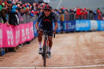 Egan Bernal venía mostrando cosas positivas en las jornadas anteriores, pero fue en la novena etapa en la que consiguió su primera victoria. Atacó en el último kilómetro en el sterrato, recordó sus mejores momentos de ciclomontañismo y cruzó primero la meta dejando atrás a todos los favoritos. No hubo festejo en ese momento pues pensó que no habí aganado, pero subió podio a vestir por primera vez la maglia rosa. Desde ahí, nunca soltó la camiseta.