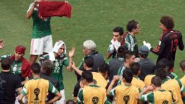 Los jugadores de México, hidratándose.