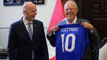 El presidente de la FIFA Gianni Infantino posa con el presidente de Perú Pedro Pablo Kukzynski antes de la celebración del Comité Ejecutivo de la FIFA en la capital peruana.