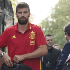 Piqué recibido entre pitos y aplausos en el entrenamiento