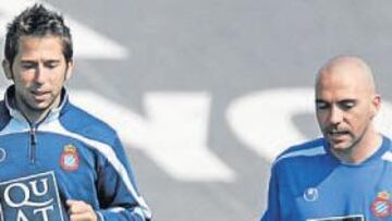 <b>DÚO SACAPUNTOS.</b> Iván de la Peña, corriendo junto al también goleador Raúl Tamudo en el entrenamiento de ayer, post-goleada.