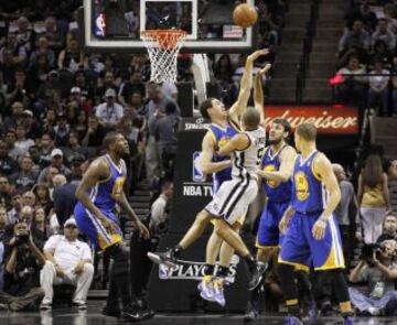 Spurs 129 - Warriors 127 (1-0). Tony Parker de los Spurs tira a canasta.