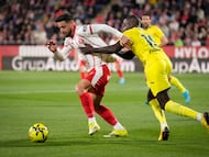 GIRONA (CATALUÑA), 06/04/2026.- El defensa del Girona Alexandre Moreno (i) disputa un balón ante el delantero marfileño del Villarreal Nicolas Pépé durante el partido de la jornada 30 de LaLiga EA Sports que disputan el Girona FC y el Villarreal CF este lunes, en el Estadio Montilivi de Girona (Cataluña). EFE/ David Borrat