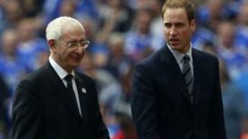 David Triesman, presidente de la Federación inglesa, ayer junto al Príncipe Guillermo en la final de la FA Cup.
