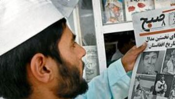 <b>ATENTO. </b>Un lector afgano observa la portada de un periódico.