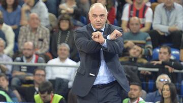 Pablo Laso gesticula durante el partido de Liga Endesa entre el Baskonia y el Real Madrid en el Fernando Buesa Arena.