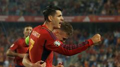 Morata celebra con Dani Olmo el gol de éste último ante Noruega.