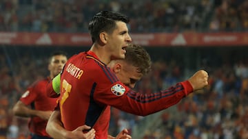 Morata celebra con Dani Olmo el gol de éste último ante Noruega.