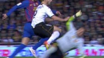 El árbitro perdona la roja a Pinto y acierta en el penalti