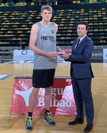 Seguros Bilbao ha entregado a Ben Lammers el Premio Jugador más seguro de la temporada regular, coincidiendo con su debut en la categoría LEB Oro. En el acto, el director de márketing de Seguros Bilbao, Iñigo Garay, recalcó que “es un honor conceder este galardón a Ben Lammers, un jugador que, a pesar de su juventud, encarna perfectamente los valores que reúne tanto el Bilbao Basket como Seguros Bilbao y que se resumen en entrega, sacrificio, perseverancia y acierto”.  Para Ben Lammers, pívot del Bilbao Basket, “es todo un privilegio recibir este premio, aunque el mérito no es solo mío, sino de todo el equipo. Sin su trabajo, entrega y sacrificio en todos los partidos no podría estar aquí recogiendo este premio”.  El pasado mes de diciembre Seguros Bilbao renovó el patrocinio con el Bilbao Basket por sexta temporada consecutiva. La colaboración entre ambas entidades se remonta a la temporada 2012 en la que la aseguradora se convirtió, por primera vez, en unos de los principales patrocinadores del club.  Además, como muestra de la implicación de la aseguradora con el equipo de baloncesto y con la promoción del deporte entre los más pequeños, la aseguradora también patrocinará este año una nueva edición del Campus de verano Bilbao Basket Seguros Bilbao.