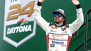 El piloto espa&ntilde;ol Fernando Alonso del equipo &quot;United Autosports&quot; saluda a sus seguidores durante la presentaci&oacute;n de los pilotos previo a la carrera de las 24 Horas de Daytona.