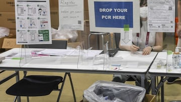 Tokyo (Japan), 22/07/2021.- A volunteer sits at a counter to receive journalists to collect anti Covid-19 PCR test samples in the main Press Center of the Olympic Games in Tokyo, Japan, 22 July 2021. (Jap&oacute;n, Tokio) EFE/EPA/CIRO FUSCO