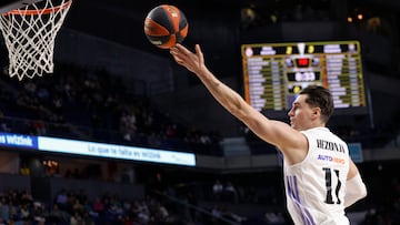 El alero croata del Real Madrid Mario Hezonja entra a canasta durante el partido de la jornada 19 de la Liga ACB que Real Madrid y Lenovo Tenerife juegan hoy domingo en el WiZink Center, en Madrid.