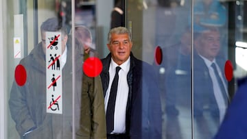 El presidente del Barcelona, Joan Laporta, sale este viernes del Juzgado de instrucción número 1 de Barcelona.