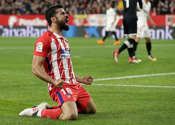 Con la llegada del mercado invernal finaliza la sanción de la FIFA al Atlético, que impidió inscribir jugadores en enero y verano de 2017, y Simeone por fin puede contar con Diego Costa y Vitolo. Sus fichajes se habían cerrado antes, pero no tenían la opción de vestir la rojiblanca hasta la apertura del mercado invernal. El ariete regresaba al club después de tres temporadas en el Chelsea, a donde se marchó tras levantar la Liga (2013-14). Un enfrentamiento con Antonio Conte para forzar su salida le lleva a estar seis meses parado antes de volver a jugar con el Atlético. Su última etapa estuvo marcada por las lesiones y las sanciones, que le impidieron tener continuidad. Aunque participó de forma determinante en la consecución de la Europa League y de la Supercopa de Europa, donde logró un doblete ante el Real Madrid. Pese a marcharse en diciembre de 2020, también tuvo su papel inicial en el último título de Liga. Vitolo por su parte cerró su fichaje en verano con una gran polémica mientras el Sevilla trabajaba su renovación. El Atlético pagó su cláusula de 36 millones y Vitolo jugó hasta enero cedido en Las Palmas. Como rojiblanco no ha podido brillar y siempre que ha llegado a ser importante le han castigado los problemas musculares. Ahora se recupera de una lesión sufrida con Las Palmas y busca equipo de cara al próximo curso, cuando se acaba su contrato con el Atlético.  