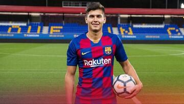 Ramos Mingo posa con la camiseta del FC Barcelona.