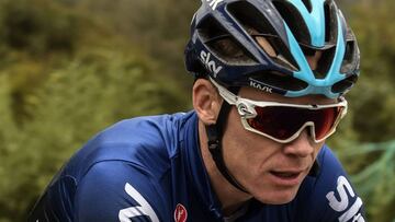 British cyclist Chris Froome (C) from team Sky trains on a road near Rionegro, Antioquia department, Colombia on February 4, 2019. - Team Sky will compete in the Tour Colombia 2.1 cycling race, which takes place February 12-17. (Photo by JOAQUIN SARMIENTO / AFP)