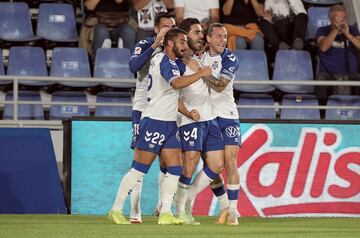 Un gol de José León le sirvió al Tenerife para dejar los tres puntos en el Heliodoro, en el partido que cerró la jornada en Segunda. Potente cabezazo en una falta botada por Roberto López.
