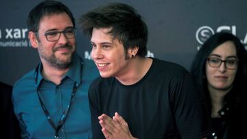 GRAF1549. SITGES (BARCELONA), 07/10/2018.- El Youtuber Rubius (c), firma aut&oacute;grafos durante la presentaci&oacute; de &laquo;Virtual Hero&raquo; basada en los hom&oacute;nimos c&oacute;mics que el propio Rubius public&oacute; en 2015durante la cuart