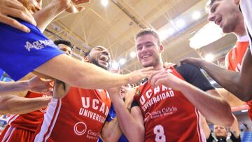 Dino Radoncic recibe las felicitaciones de sus compañeros tras su canasta ante el Unicaja de Málaga.