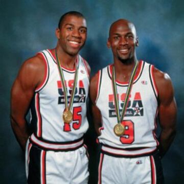 Jordan gan¨® dos oros ol¨ªmpicos, en Los ?ngeles 84 y en Barcelona 92. En la foto junto a Magic Johnson con el oro del Dream Team de Barcelona.