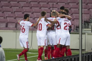 Los jugadores del Sevilla celebrando el primer gol del partido de Luuk de Jong 