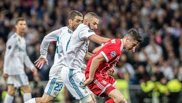Benzema y Lewandowski, disputando un bal¨®n en la vuelta de las semifinales de Champions (2018).