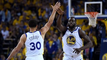 Draymond Green saluda a Stephen Curry.