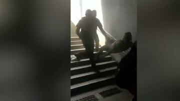 Seguridad empuja a hombre por las escaleras del metro