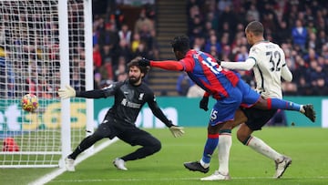 LONDON, ENGLAND - JANUARY 23: Jeffrey Schlupp of Crystal Palace shoots wide during the Premier League match between Crystal Palace and Liverpool at Selhurst Park on January 23, 2022 in London, England. (Photo by Alex Pantling/Getty Images)