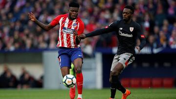 Thomas conduce la pelota con la oposición de Williams.