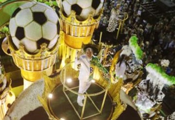 El ex jugador nacional de fútbol brasileño Rivelino encima de una de las carrozas de la escuela de samba 'Imperatriz Leopoldinense'.