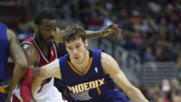 El defensor de Phoenix Suns Goran Dragic (d) avanza hacia la canasta ante los Washington Wizards.