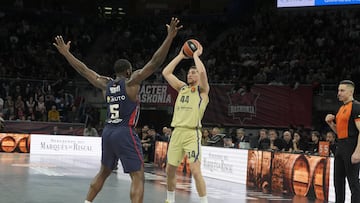 El Baskonia defiende su guarida pero el Barcelona toma el Buesa