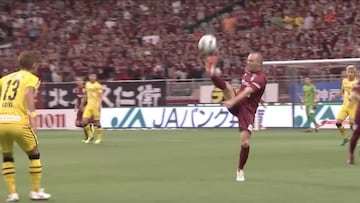 La primera maravilla de Iniesta en Japón: ¡cómo bajó el balón!