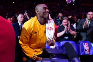 Kobe no pudo contener sus emociones y se mostró feliz en su gran despedida.