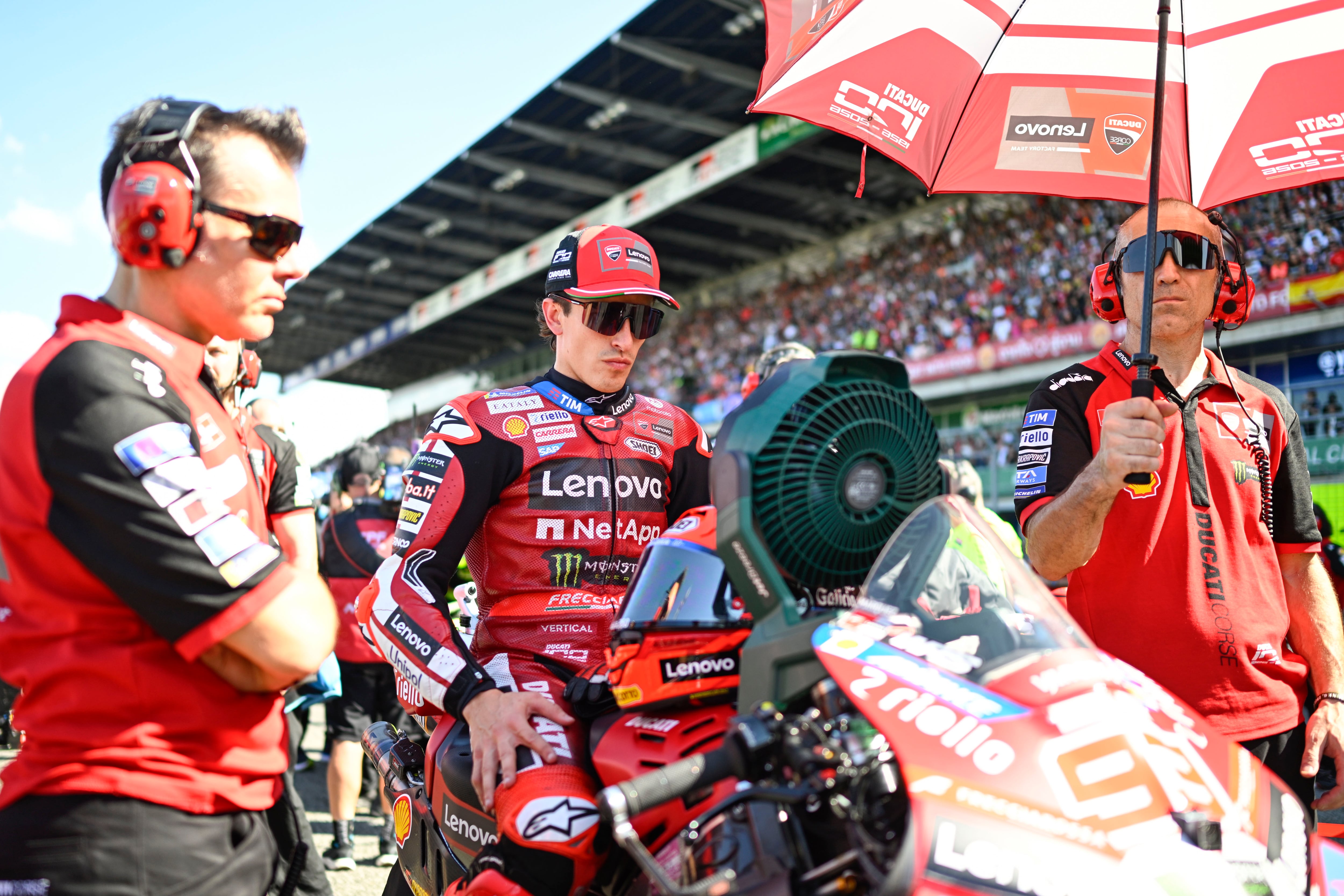 Concentración del piloto español, Marc Márquez, antes del inicio de la carrera en el Circuito Internacional de Chang.