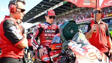 Concentración del piloto español, Marc Márquez, antes del inicio de la carrera en el Circuito Internacional de Chang.