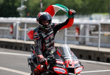 Marco Bezzecchi celebra ser segundo, lo mejor a lo que puede optar viendo el dominio de Marc Márquez.