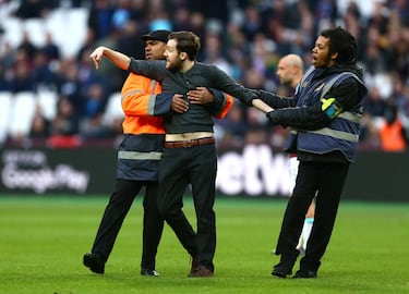 Tras la derrota de 0-3 ante el Burnley, seguidores de los Hammers ingresaron al campo para recriminar a sus jugadores.