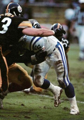 Jim Finn, de los Colts, es tacleado por Chris Combs.