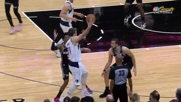 En Twitter se ha dicho de todo sobre este pase de Doncic, pero lo mejor es que lo vean