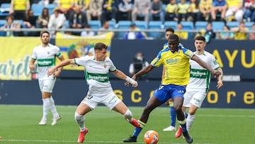 Moussa Diakité disputando un esférico con Germán Valera en el encuentro que midió al Cádiz ante el Elche en el Nuevo Mirandilla esta temporada.
