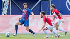 Unai L&oacute;pez defendiendo a Mayoral junto a I&ntilde;igo Mart&iacute;nez.