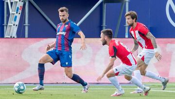 Unai L&oacute;pez defendiendo a Mayoral junto a I&ntilde;igo Mart&iacute;nez.