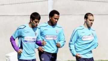 <b>PREOCUPACIÓN. </b>Las caras de Juanito, Hélder y Jesús Gámez en el entreno de ayer lo dicen todo.