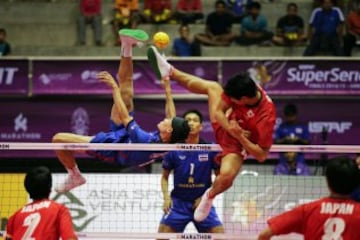 Es un deporte nativo del sudeste de Asia, parecido a voleibol, excepto que tres jugadores en dos equipos utilizan el takraw, una pelota de ratán y sólo permite utilizar sus pies y la cabeza para tocar el balón. Es un cruce entre el fútbol y el voleibol, y