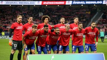 Soccer Football - LaLiga - Atletico Madrid v Sevilla - Metropolitano, Madrid, Spain - March 4, 2023  Atletico Madrid players wear shirts with Reinildo Mandava on it as they pose for a team group photo before the match REUTERS/Isabel Infantes