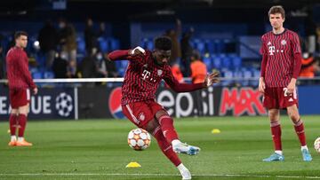 06 April 2022, Spain, Villarreal: Soccer: Champions League, FC Villarreal - FC Bayern M?nchen, quarterfinals, first leg at Estadio de la Ceramica. Munich's Alphonso Davies (M) warming up. Photo: Sven Hoppe/dpa (Photo by Sven Hoppe/picture alliance via Getty Images)